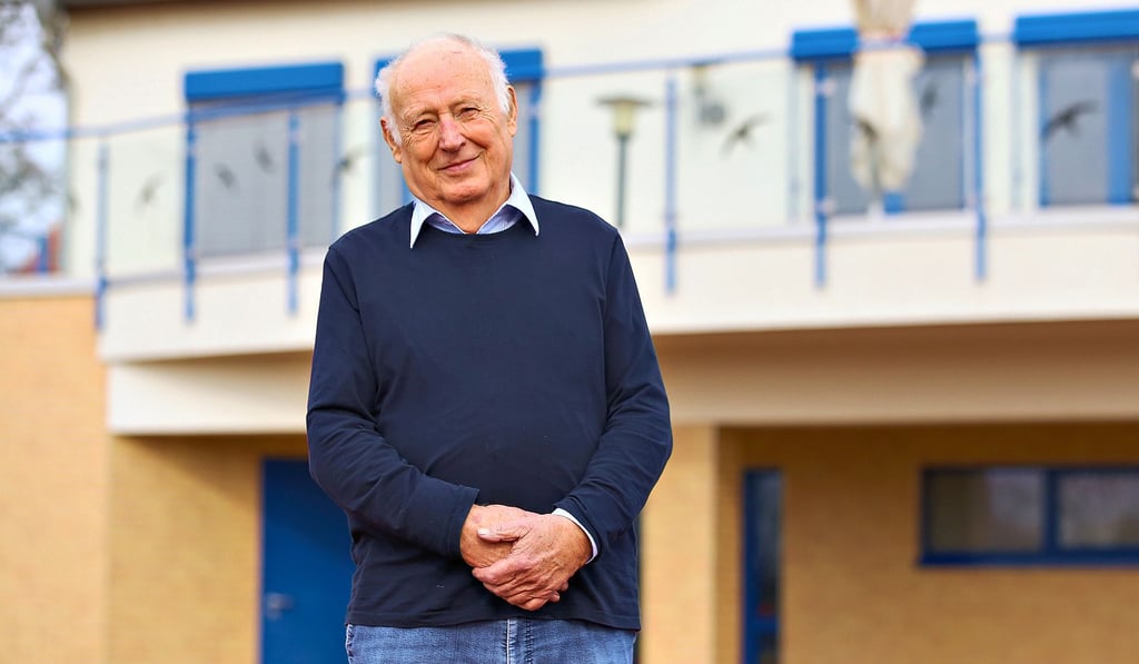 Jürgen Schulze vor dem Sport- und Vereinsheim am Stadion, das der TSV Leuna 2011 bezogen hat.