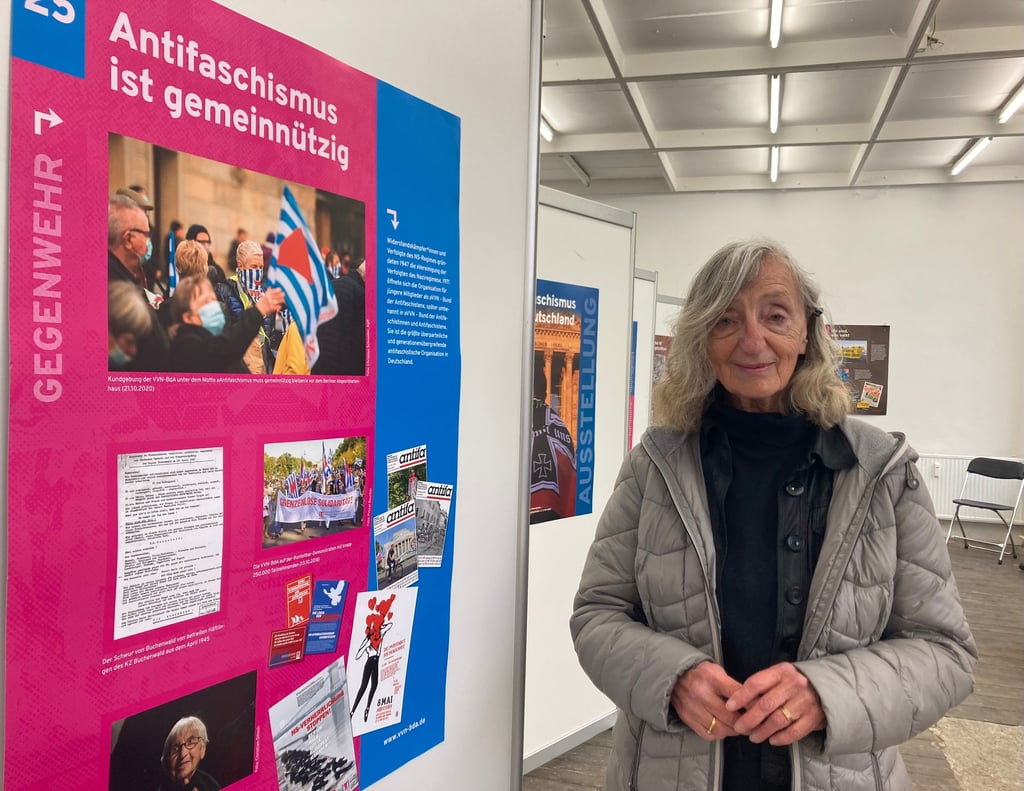 Gisela Döring, Landesvorsitzende der Vereinigung der Verfolgten des Naziregimes in der Ausstellung "Neofaschismus in Deutschland".