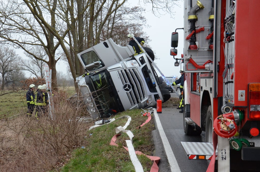 Ein mit Buttermilch beladener Sattelzug kippte zwischen Kalbe und Neuendorf am Damm in den Straßengraben.
