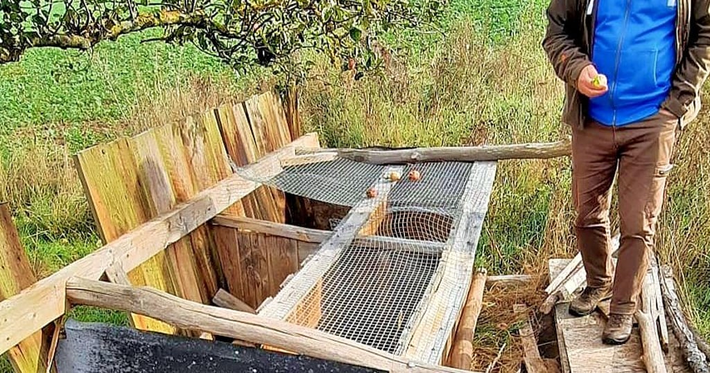 Das Insektenhotel auf der Streuobstwiese bei Colbitz soll bei einer Aktion der Naturschutzjugend wieder aufgebaut werden.