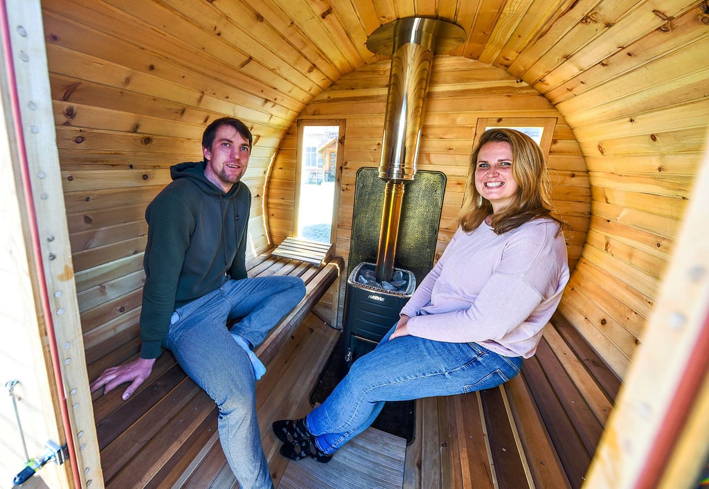 Kai und Luise Hofmann aus Langeneichstädt bieten ihre transportable Sauna zum Mieten an.