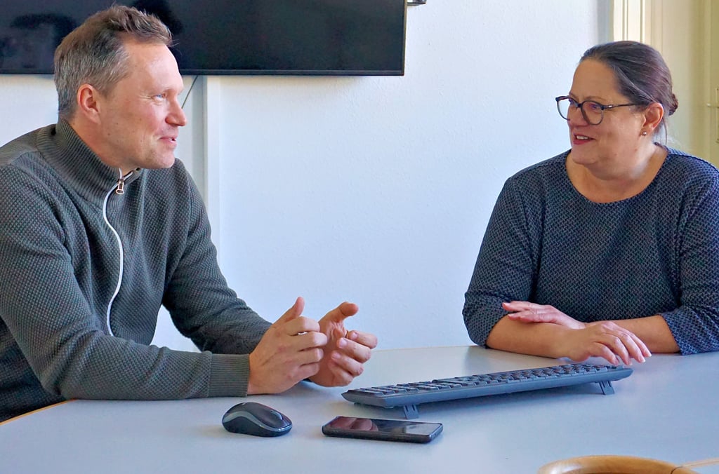 Alexander Carôt, der neue Dekan, und Ursula-Brigitte Fissgus, die alte Dekanin des Fachbereichs Informatik und Sprachen an der Hochschule Anhalt