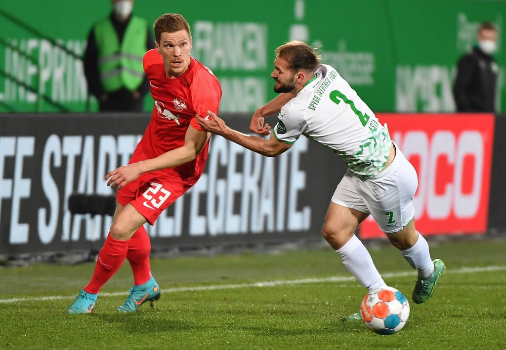 Marcel Halstenberg (l.) im Spiel gegen die SpVgg Greuther Fürth.