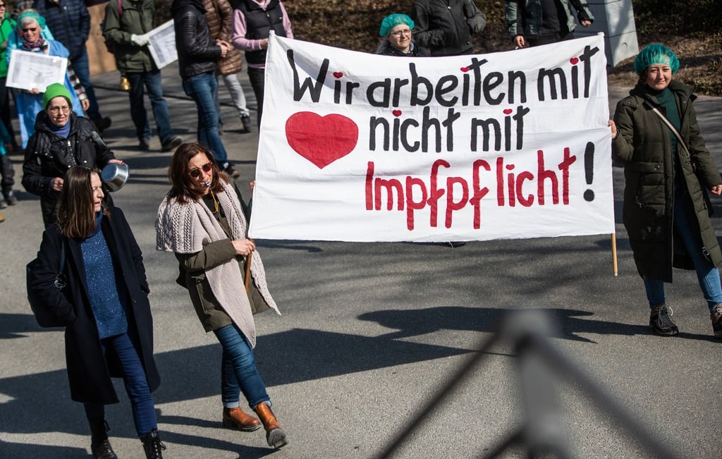 Menschen demonstrieren im baden-württembergischen Crailsheim gegen die Corona-Maßnahmen der Bundesregierung.