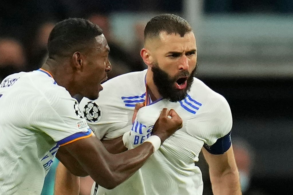 Karim Benzema (r) führte Real mit einem Dreierpack zum Sieg.