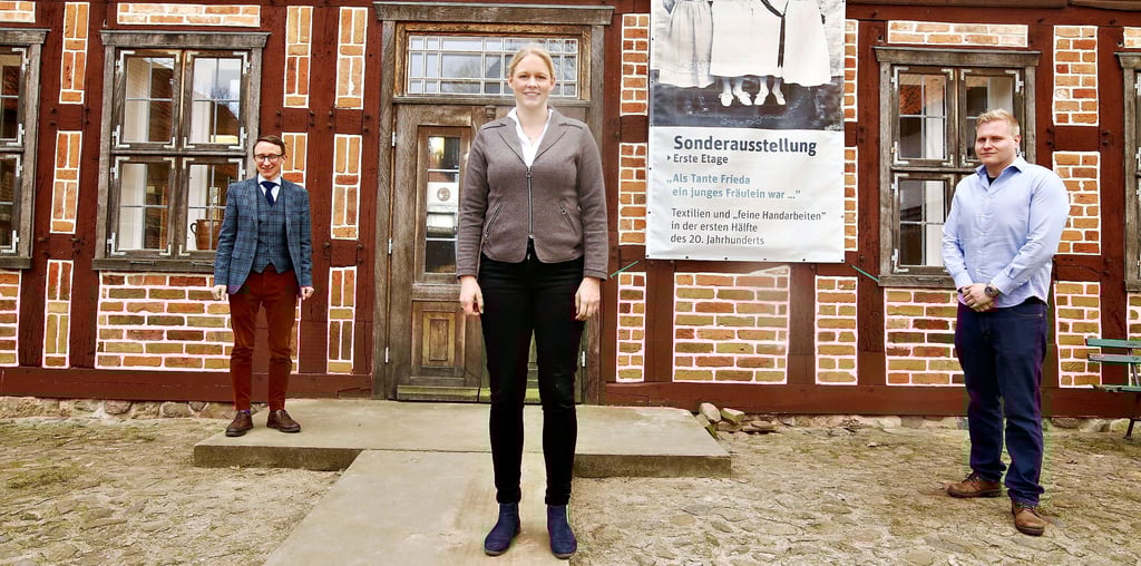 Museumsleiter Dr. Jochen Alexander Hofmann (von links) stellte Katharina Kruck und Niels Reidel als neue Mitarbeiter im Freilichtmuseum in Diesdorf vor.