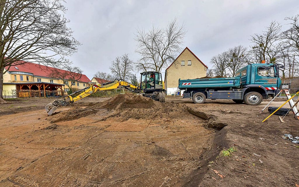 In der Rathenaustrasse entsteht ein Spielplatz. Mitarbeiter der Firma Stackelitz erledigen die Gartenbauarbeiten und den Erdaushub, dann wird Rasen gesäht, im August werden die Spielgeräte aufgebaut.