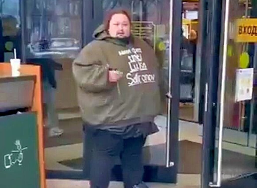 Seit gestern hat McDonald’s in Russland geschlossen. Aus Protest dagegen hat sich Luka Safronov-Zatravkin am vorletzten Öffnungstag angekettet: Er sieht sich seiner Nahrungsgrundlage beraubt.