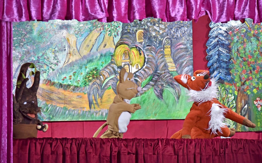 Die kleine Maus (Mitte) sagt allen, dass der Grüffelo ihr Freund ist.