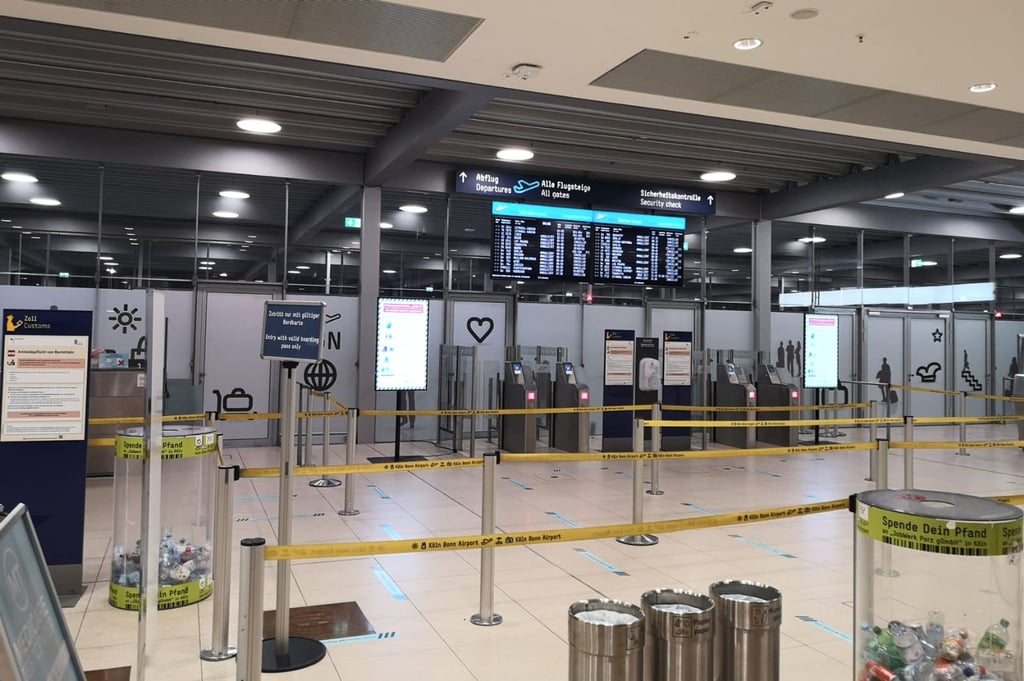 Kurz nach Streikbeginn ist der Bereich vor der geschlossenen Sicherheitskontrolle am Flughafen Köln/Bonn verwaist.
