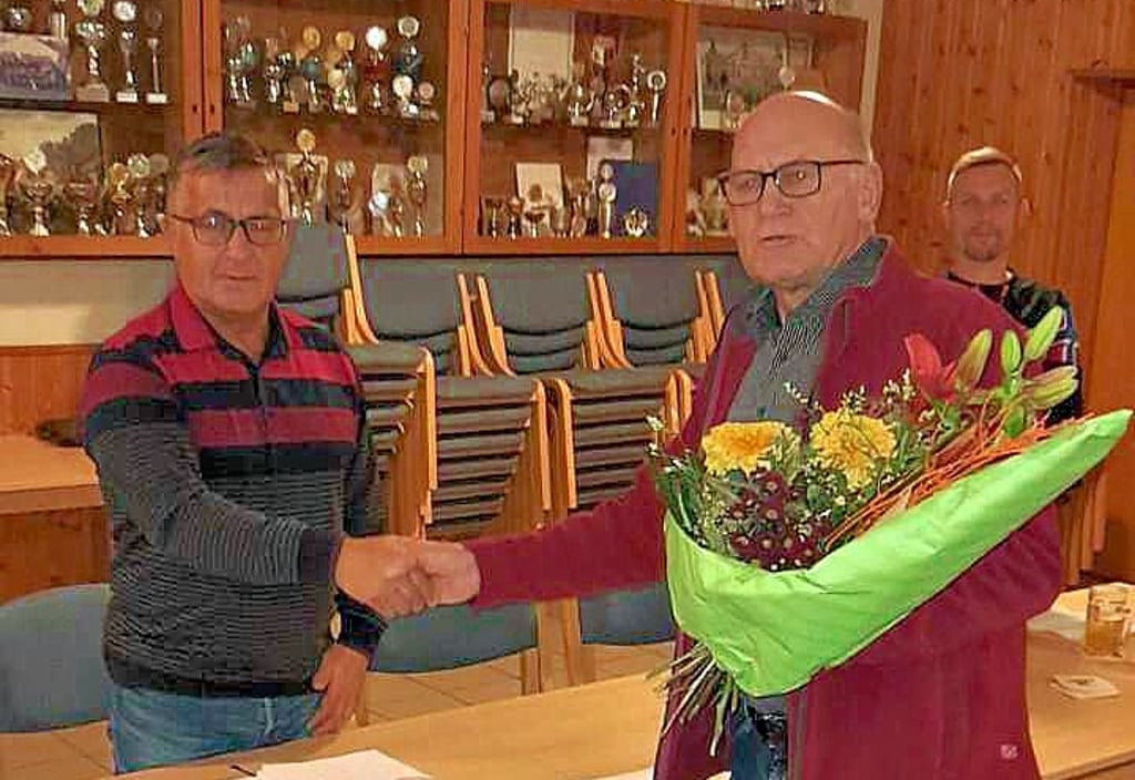 Friedrich Dörheit (r.), stellvertretender Vorsitzender des SV überreicht Blumen an Wolfgang Kapps (l), der nach 32 geleisteten Jahren im Ehrenamt den Vorsitz an Sören Haering abgibt.