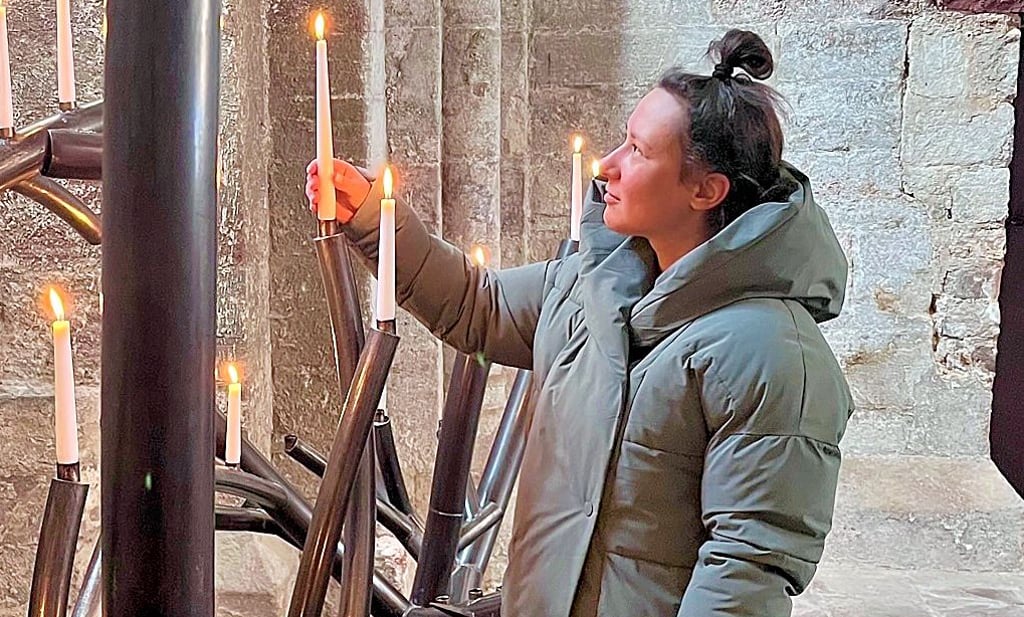 Bei einem ersten Besuch im Kloster Drübeck nutzte Maria Sukalo am Sonntag die Möglichkeit, ein Friedenslicht in der Klosterkirche zu entzünden.