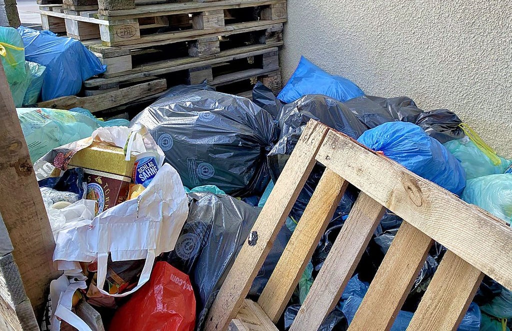 In einem selbst gebauten Verschlag im Hinterhof in Stendal werden Müllsäcke gelagert.