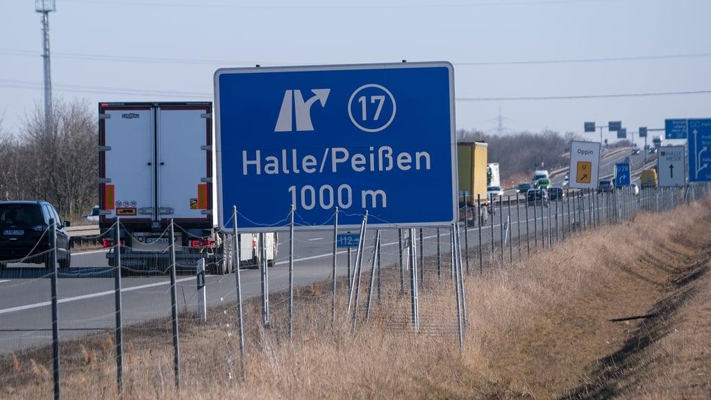 Bauarbeiten an einer Brücke zwischen Peißen und Tornau bei Halle über die A14.