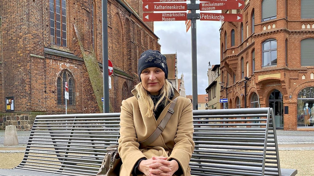 Kerstin Westphal liebt ihre Heimatstadt Stendal und hält sich gerne an verschiedenen Ecken – wie hier am Winckelmannplatz – auf.