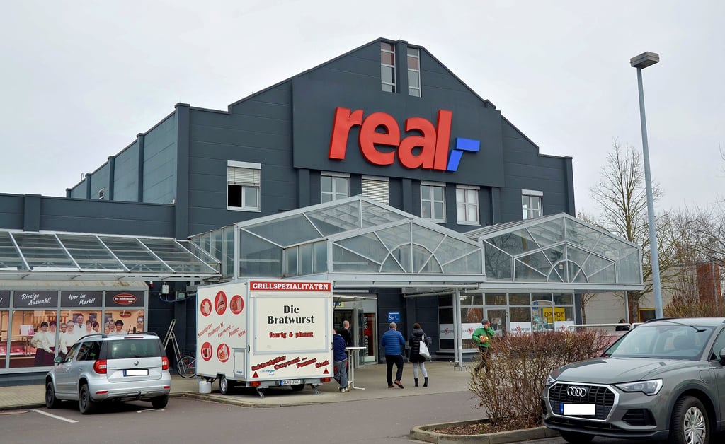 Seit Dezember 1992 gibt  es in Staßfurt-Leopoldshall einen Real-Markt. Bis heute ist unklar, was aus dem Markt wird.  Es gehen Gerüchte herum, dass eine Übernahme durch Rewe und Aldi doch nicht klappt.