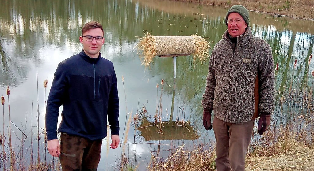 Leon Spring und Ulrich Nellessen gehören zu den ersten Paten, welche Nisthilfen für Stockenten (Bildmitte) finanzierten.