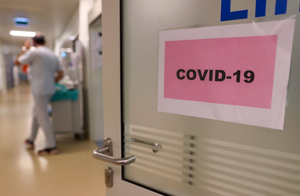Der Wert der Krankenhaus-Einlieferungen sinkt für die letzten sieben Tage auf weniger als einen täglichen Fall pro 100.000 Einwohner.