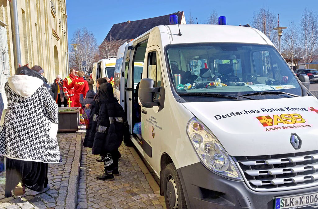 Am vergangenen Freitag haben ASB, DLRG und die Feuerwehr Bernburg 13 ukrainische Frauen und Kinder nach Aschersleben gebracht.