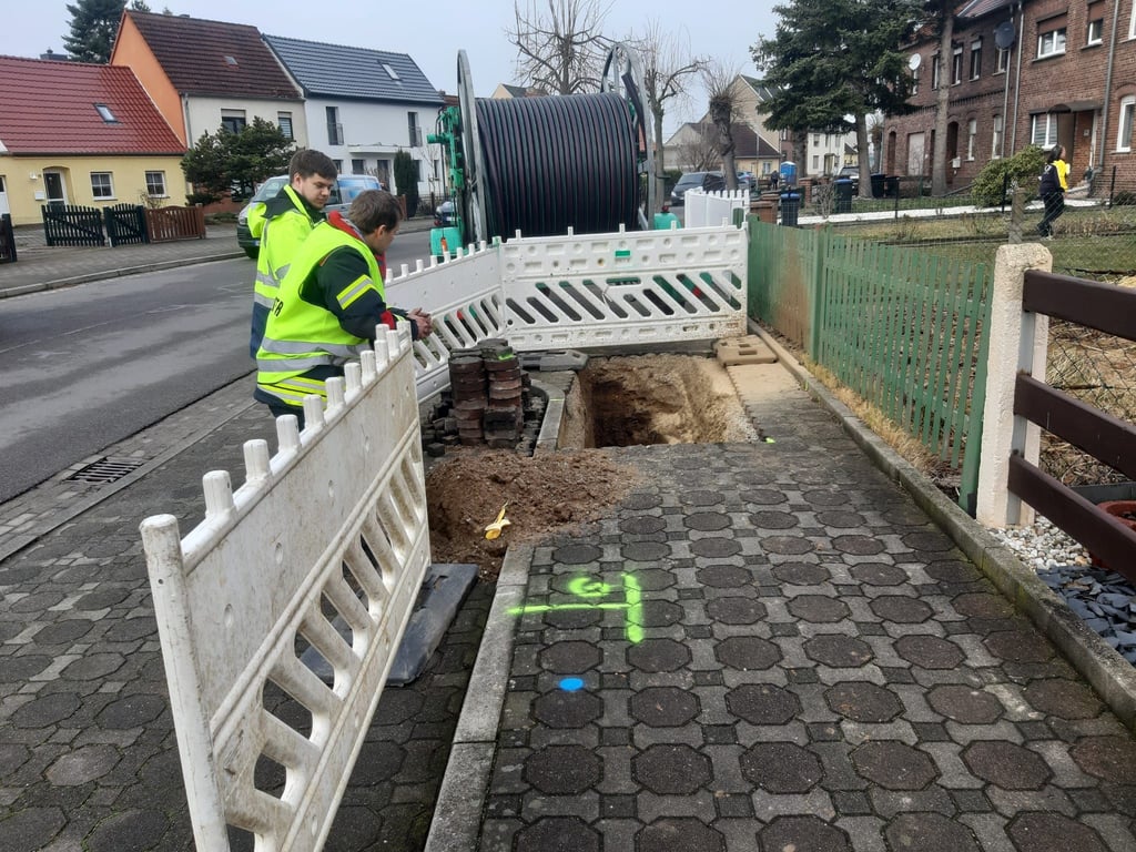 Das Rohr war bei Arbeiten am Glasfasernetz beschädigt worden.