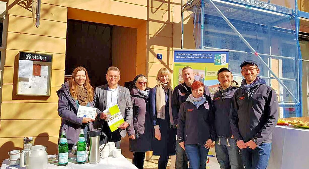 Bauherr Stefan Simon (r.) und sein Team, Mitarbeiter des Planungsbüros sowie Steffi Einecke (v.l.) und Udo Mänicke freuen sich.