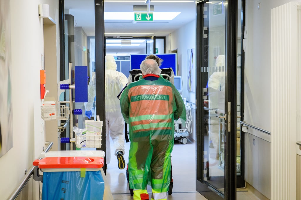 In den Kliniken des Burgenlandkreises steigt die Zahl der Covid-Patienten. Hier verlegen Rettungssanitäter eine Patientin des SRH-Klinikums Naumburg zurück ins Pflegeheim.