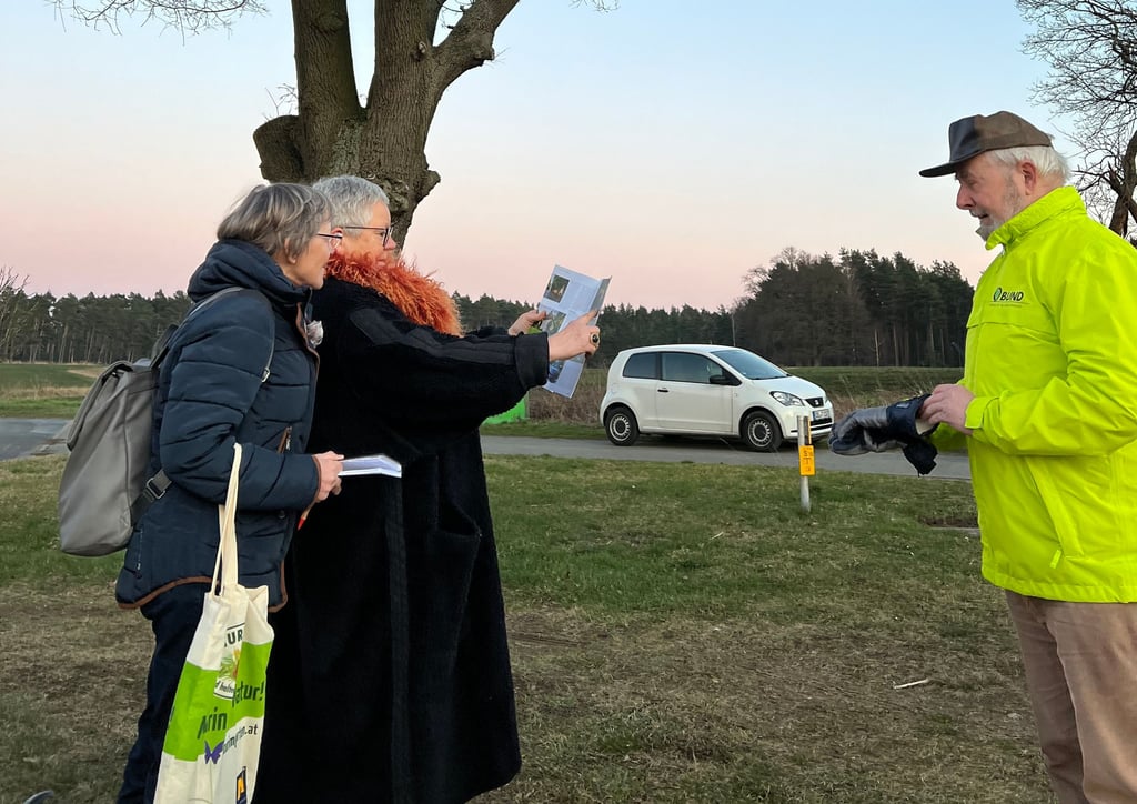 Grüner Stammtisch in Ipse. Ein Thema war die weitere Verfahrensweise für die Rettung der Friedenseiche, hier Regina Ziegelski (von links) vom Verein Ipse excitare, Christa Ringkamp von der Gartenakademie und BUND-Kreisvorsitzender Walter Jakel an der Ipser Friedenseiche.