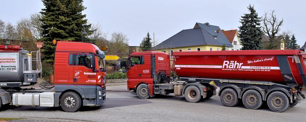An der Ecke Braunschweiger Straße / An der Zuckerfabrik begegnen sich in Weferlingen Lkw, die durch Weferlingen gefahren sind und in Richtung Grasleben abbiegen, mit Brummis, die den niedersächsischen Nachbarort Grasleben mit seinen teilweise sehr engen Straßen passiert haben und nun durch Weferlingen und die Nachbarorte ihrem Ziel entgegen rollen. In Unternehmen der Region werden verschiedene Rohstoffe abgebaut.