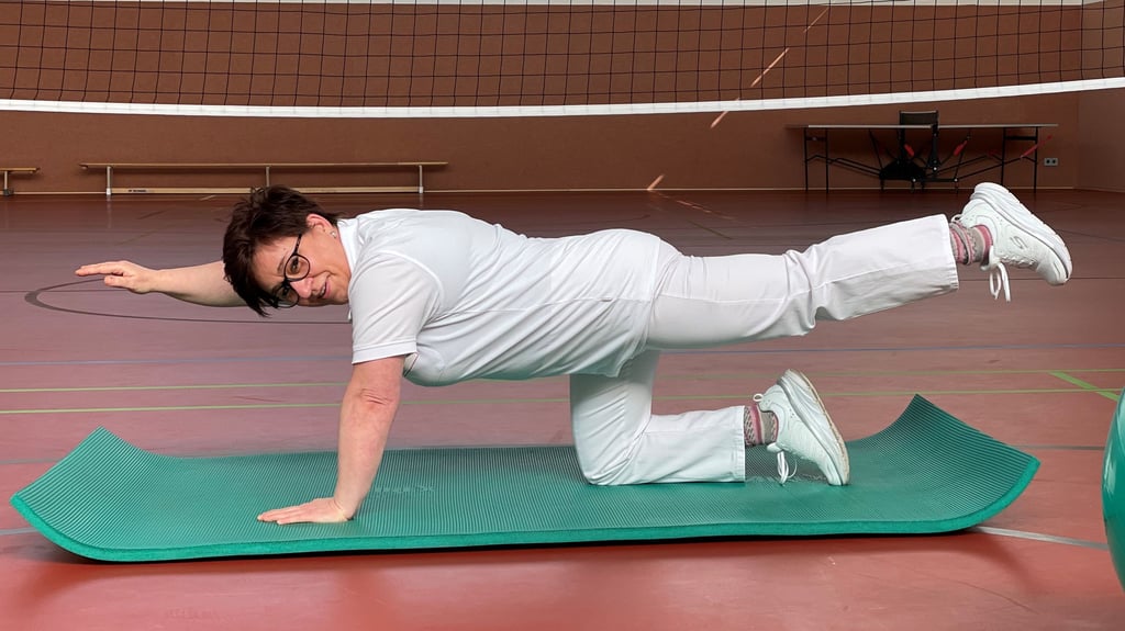 Der 15. März ist der bundesweite Tag der Rückengesundheit. In diesem Jahr trägt er das Motto: "Zeig Herz gegen Rückenschmerz - jetzt und für immer". Anja Gabat, Leitende Physiotherapeutin am Harzklinikum Dorothea Christiane Erxleben, demonstriert eine Übung zur Stärkung der Rückenmuskulatur.