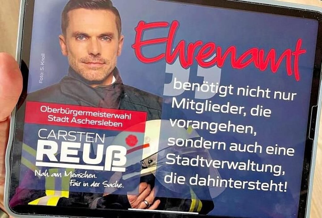 Carsten Reuß tritt in einer Wahlwerbung für das Amt des Oberbürgermeisters von Aschersleben in Feuerwehruniform auf.