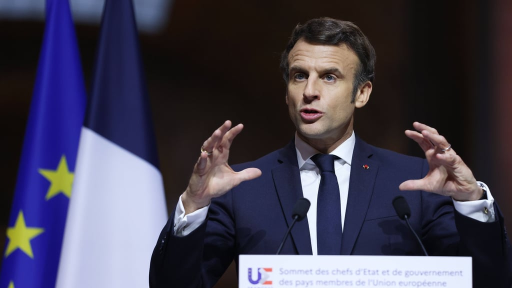 In der Öffentlichkeit zeigt sich Emmanuel Macron meist im staatsmännischem Outfit.