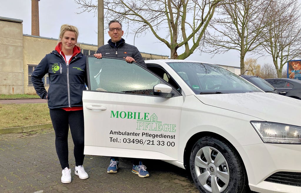 Damit seine Mitarbeiter zu den Kunden kommen, muss Alexander Lezius mehrere hundert Euro mehr im Monat ausgeben. Zum Team seines mobilen Pflegedienstes gehört Altenpflegehelferin Marie Schirmer.