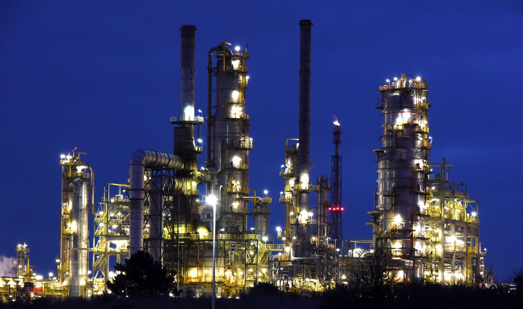 Die Total-Energies Raffinerie in Leuna beliefert in Ostdeutschland rund 1.500 Tankstellen aller Marken mit Benzin und Diesel. Die Anlage kann jährlich bis zu elf Millionen Tonnen Rohöl verarbeiten, das über eine Pipeline aus Russland geliefert wird.