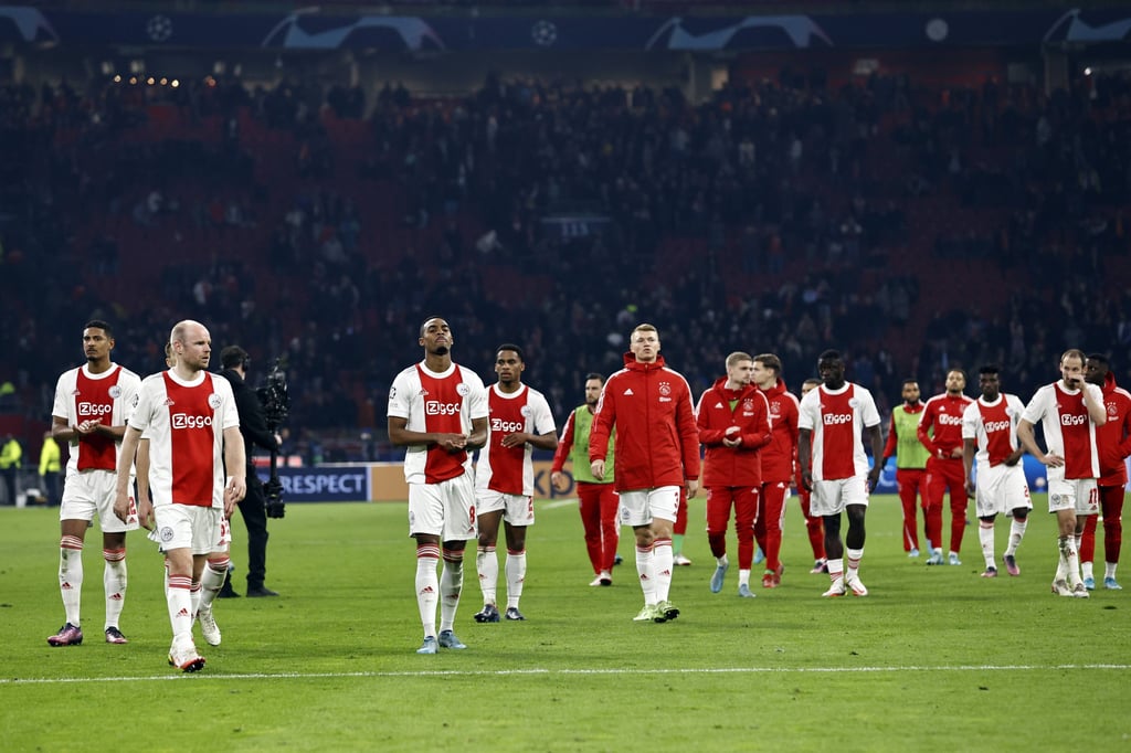 Brian Brobbey (6.v.l.) im kreis seines Teams nach dem Ausscheiden.
