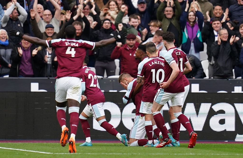 West-Ham-Profi Andrej Jarmolenko (M) fiel nach seinem Tor zum 1:0 auf die Knie.