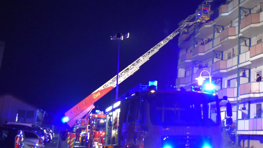 Unbekannte Täter haben am Dienstagabend (15. März) in einem Mehrfamilienhaus in Tangermünde unter einer Treppe Feuer gelegt. Die Feuerwehr rückte mit 40 Kameraden aus.