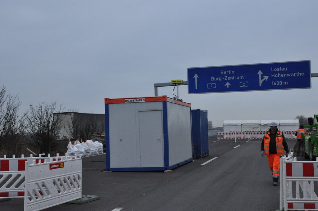 Die Arbeiten auf und an der Autobahnbrücke über die Elbe bei Hohenwarthe sollen im August 2022 abgeschlossen sein.