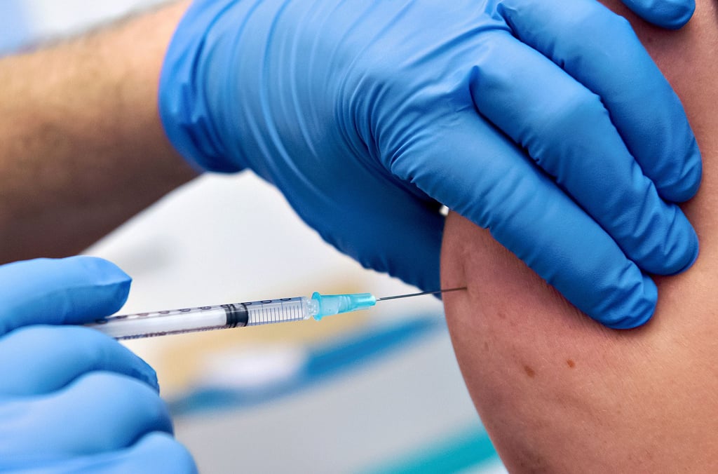 Schwestern, Ärzte und Pfleger, aber auch Küchen- und Reinigungskräfte in Kliniken und Heimen, müssen nunmehr eine Corona-Impfung nachweisen können.