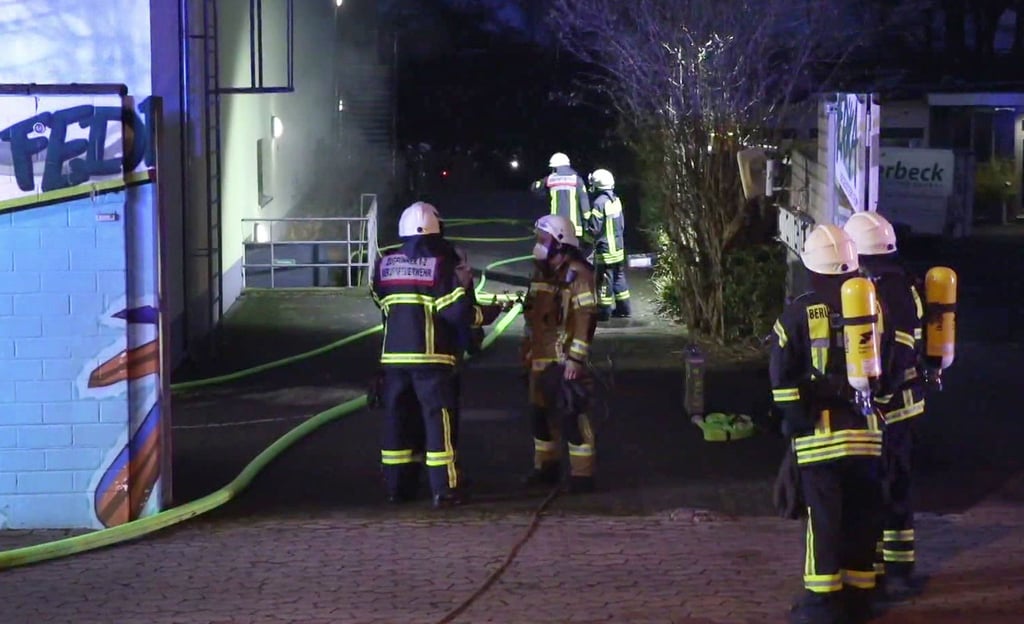 Feuerwehrleute stehen im Kölner Zoo.