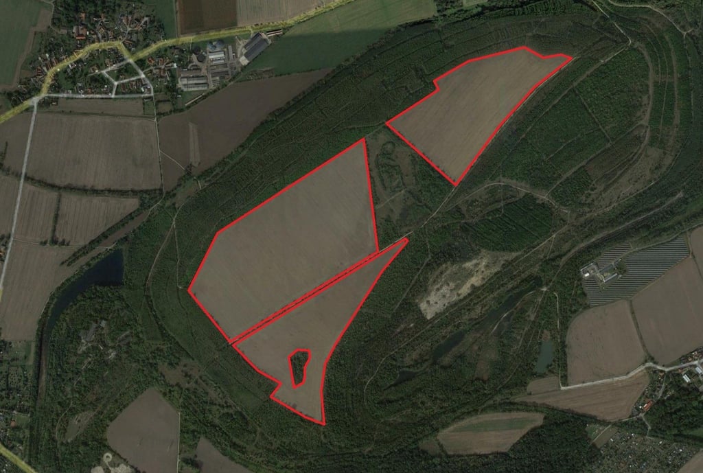 Auf dem Luftbild von Langendorf (links oben) hat die Firma RES das Gebiet für den geplanten Solarpark gekennzeichnet.