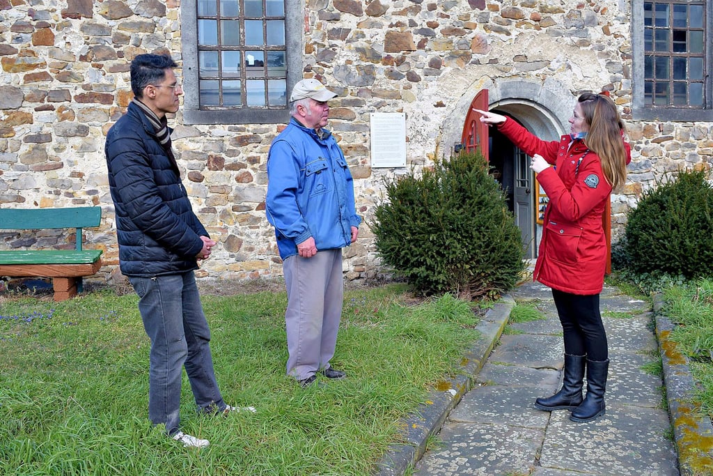 Lisa Marie Frellstedt, die mit dem Praktikanten Mehran Malihi (l.) zu einer ersten Besichtigung der Kirche nach Döhren gekommen war, sprach mit Volker Reinhardt auch über das Alter der Kirche, das um 1700 datiert wird. Es gäbe bauliche Hinweise, dass das Gebäude auch älter sein könne.