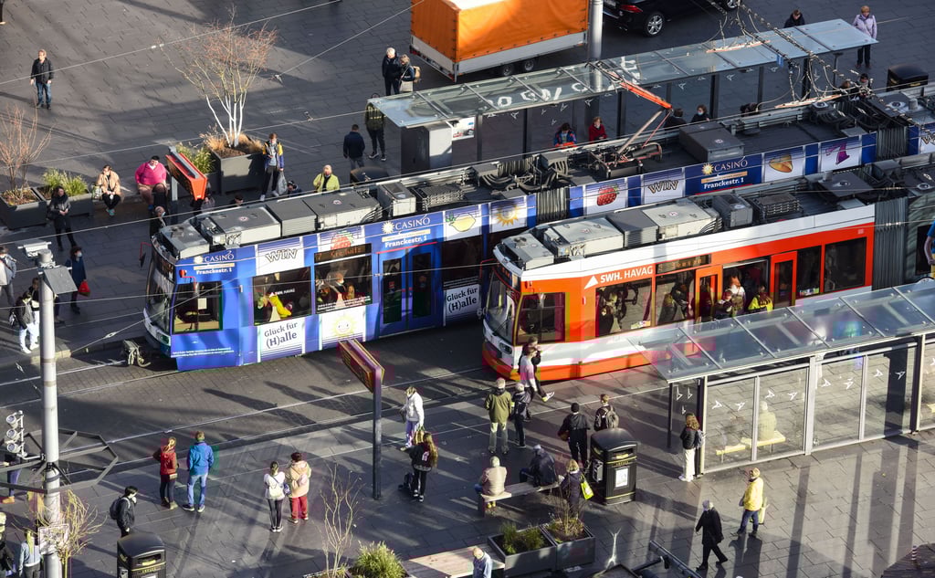 Blick auf die Straßenbahn-Haltestelle auf dem Marktplatz. Weil Mitarbeiter krank sind, fallen mehrere Linien aus.