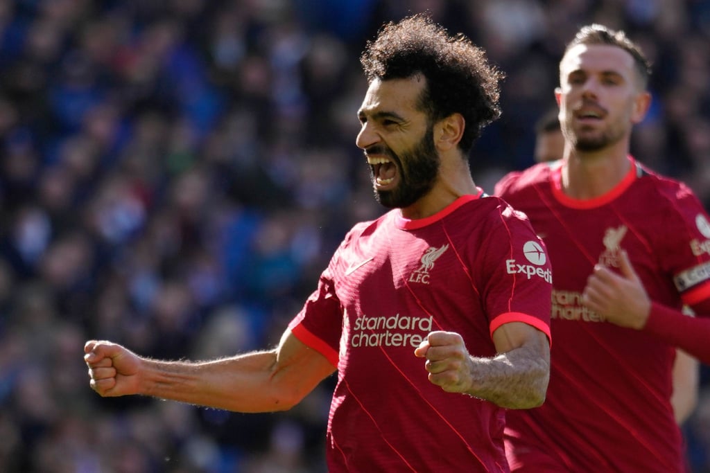 Liverpools Mohamed Salah (l) feiert sein Tor zur 2:0-Führung der Reds.