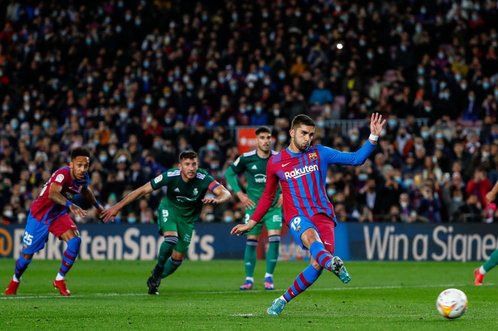 Barcelonas Ferran Torres trifft per Elfmeter zur 1:0-Führung.