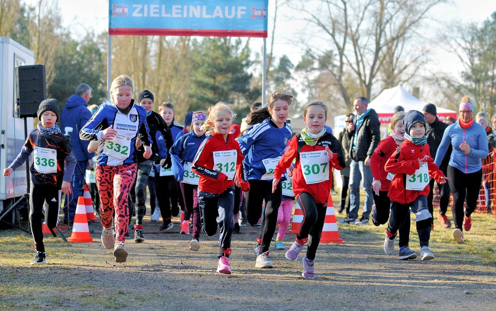 Der Startschuss für den 1 Kilometer-Lauf ist gefallen. Emil Lüde (336, links/Triathlon Team Ferchland) war der Schnellste.