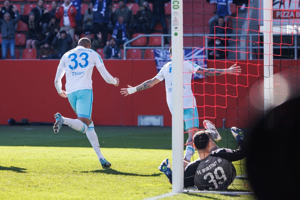 Schalkes Malick Thiaw (l) bejubelt sein Tor zum zwischenzeitlichen 2:0.