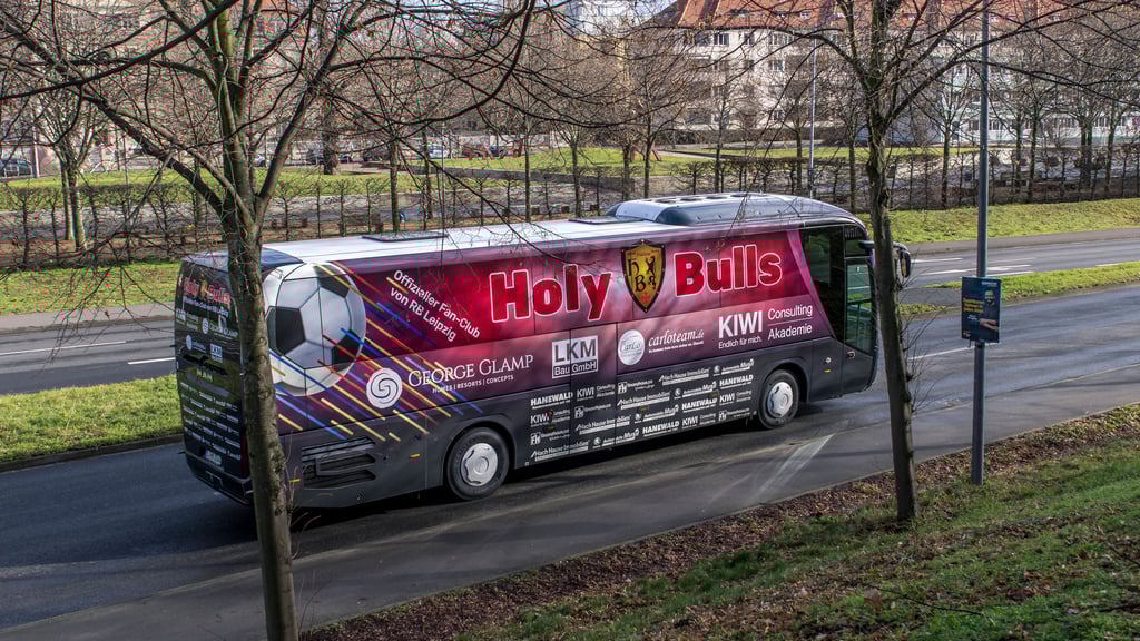 Mit dem Fanklub-Bus der Holly Bulls sollen Sachspenden in die Ukraine gebracht werden - und Menschen mit nach Deutschland.