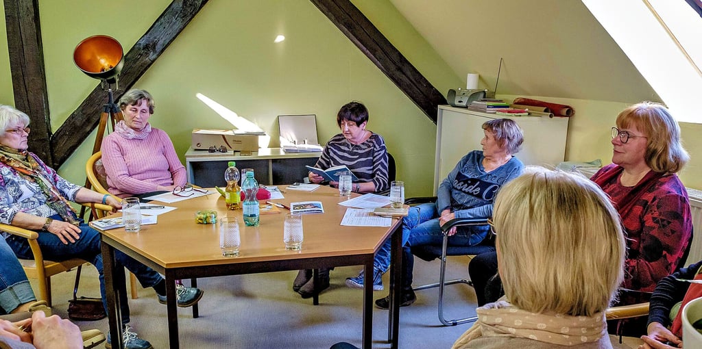 In der Bücherstube Schköna liest Ilona Vieweg aus einem ihrer vielen Bücher vor.