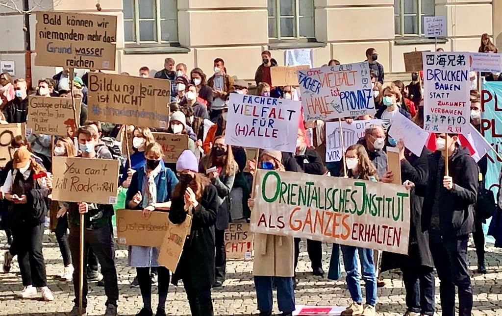 Etwa 150 Studenten haben auf dem Uniplatz gegen drohende Kürzungen in der MLU protestiert.