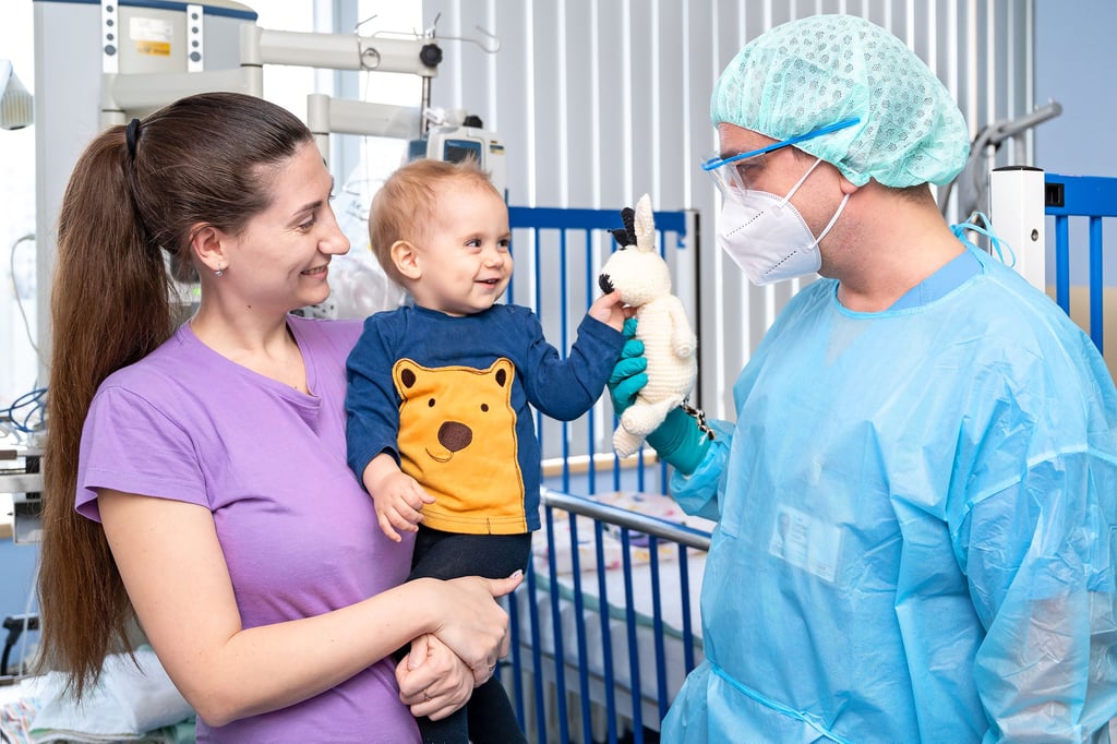 Olena und Misha aus Kiew mit dem behandelnden Oberarzt Dr. Caspar Kühnöl.